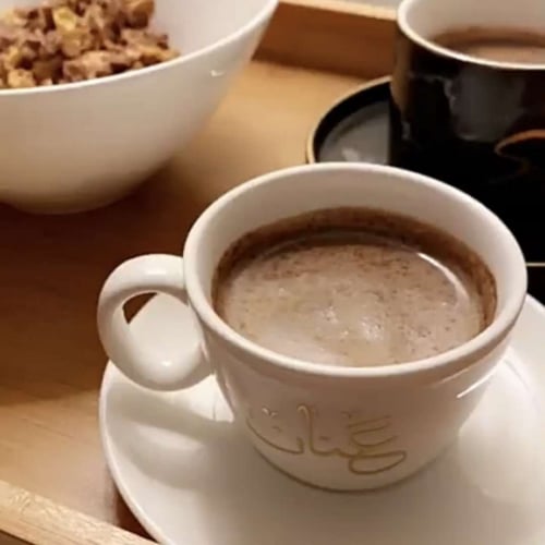 كوب قهوه مع الصحن