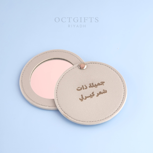 مراية جميلة ذات شعر كيرلي