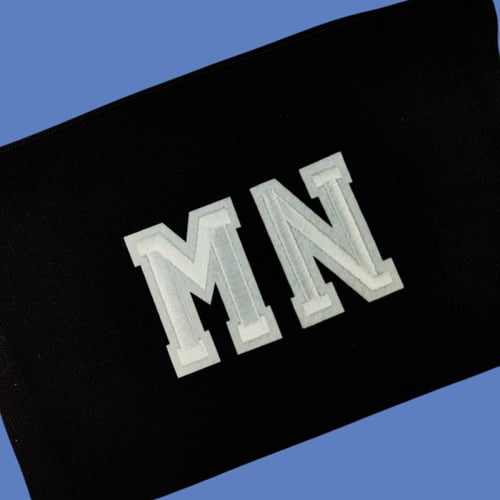 محفظة حروف مطرزة