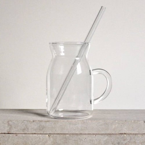 كوب زجاج مع مسكة