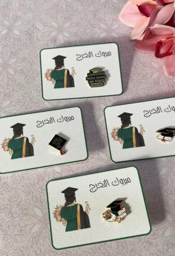 كرت ثيم تخرج مع توزيعات بروش تخرج