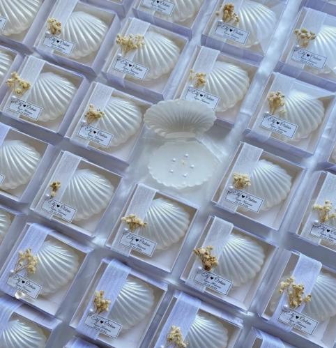 شموع توزيعات مع تاق أنيقة ومميزه