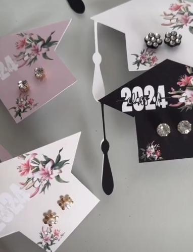 12 كرت ثيم تخرج مع توزيعات حلق