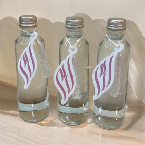 علبة ماء زجاج مع تاق احرف بتعليقه