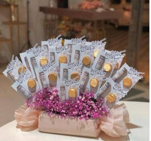 باقة توزيعات العيد شوكلت منسقة بالورد مع كرت معايد...