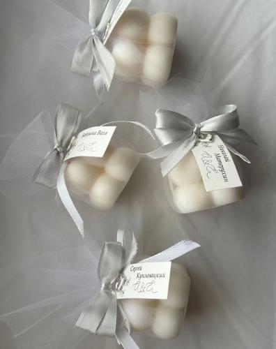 شموع توزيعات مع تاق أنيقة ومميزه