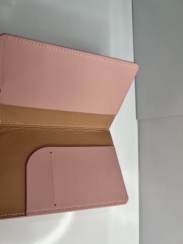 محفظة للجواز مع طباعة الاسم