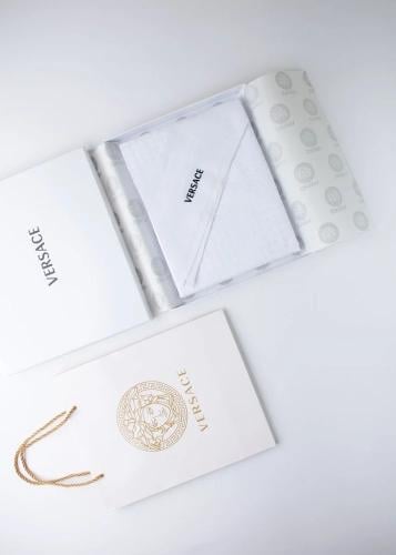 شماغ فرزاتشي ابيض انجليزي