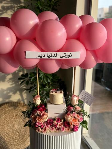 ورد وكيك مع بالونات