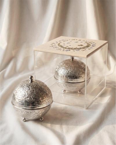 بوكس أكريليك مع تحفة فضية – (Off White)