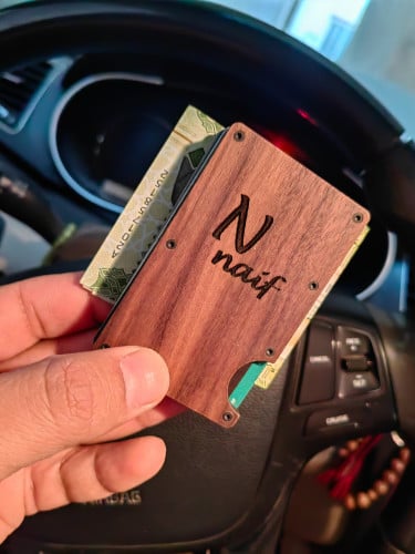 محفظة بطاقات بالأسماء من خشب الجوز