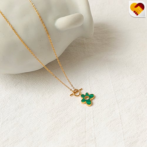 سلسلة ذهبي بتصميم ورد اخضر