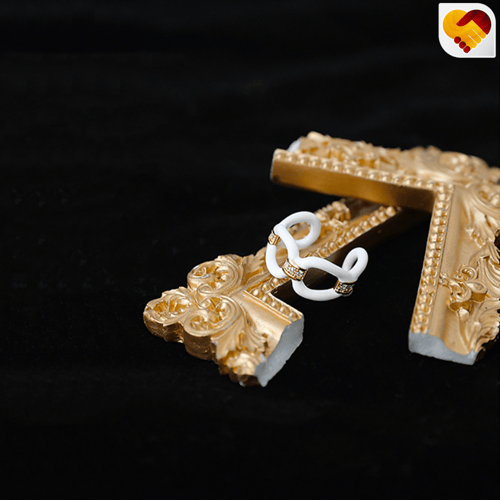 خاتم ابيض بشكل مفرغ وزينة ذهبي