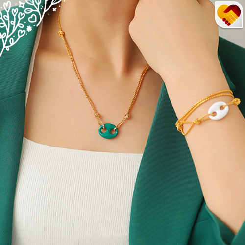 سلسلة وسوار باللون الذهبي مع الاخضر والارجواني مع...