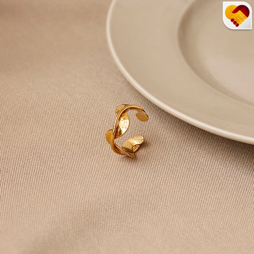 خاتم ذهبي بتصميم موجات وحلق بالمنتصف مستقيم