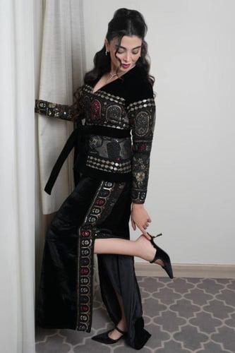 مخمل اسود مطرز (فوري)