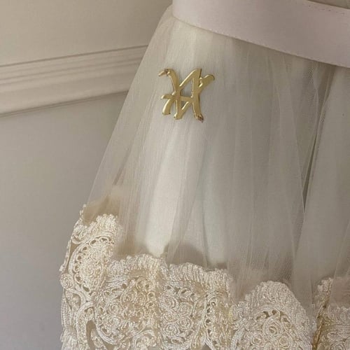 فستان كلوش من التل باللون السكري