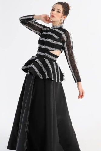 فستان كلوش من قماش التفته بصدريه مميزة واكمام طويل...