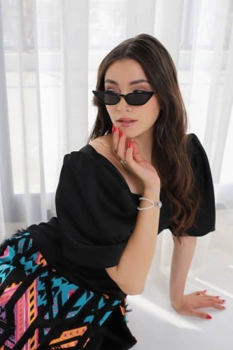 فستان اسود ممزوج بألوان مميزة واكمام منفوخة