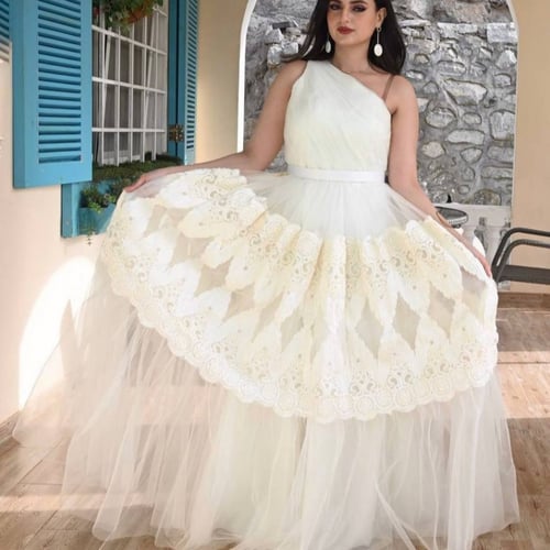 فستان كلوش من التل باللون السكري