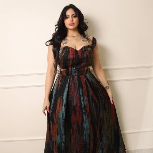 فستان من الحرير الأسود الممزوج بألوان مميزه