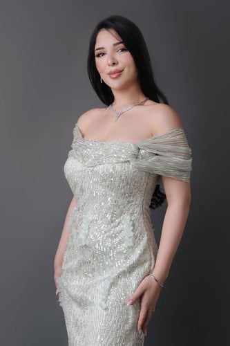 فستان بتطريز وورود باللون التيفاني