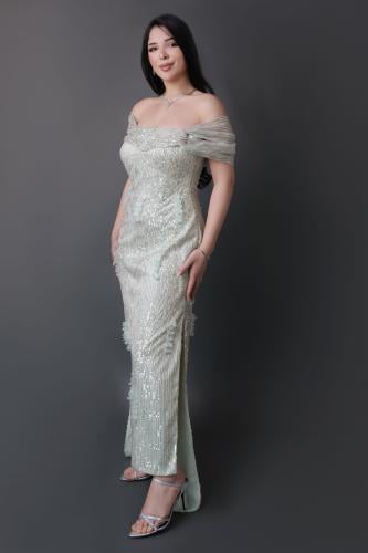 فستان بتطريز وورود باللون التيفاني