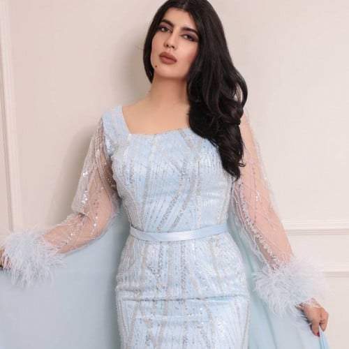 فستان مطرز من التل بأكمام ريش