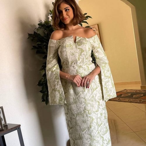 فستان سهرة طويل بأكمام كيب من الجاكار