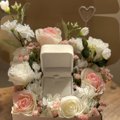 تغليف الهدايا بالورد الصناعي