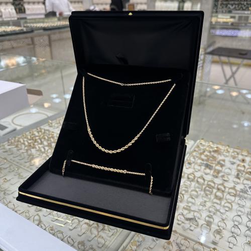 عقد وسوار عيار ١٨