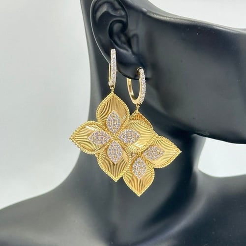 حلق روبيرو كوين دقة الماس