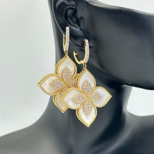 حلق روبيرتو كوين صدف ابيض