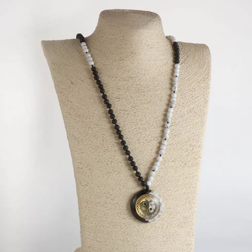 سلسال طويل من حجر اللافا الاسود والتركواز الابيض