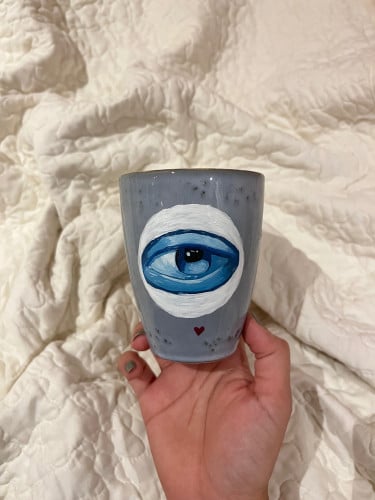 كوب (عين) مرسوم يدوياً