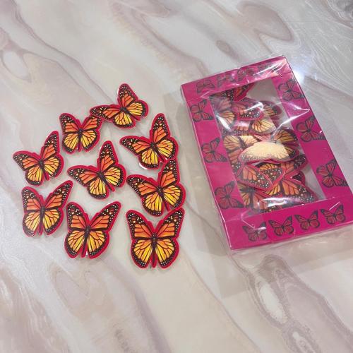 فراشة حمراء