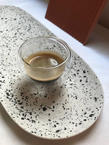 صحن ديكور أسود وأبيض