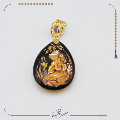 قلادة كهرمان طبيعي نحت ورسم يدوي