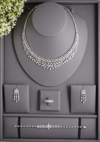 طقم نسائي فخم مع فصوص زركون لامعة بتفاصيل دقيقة