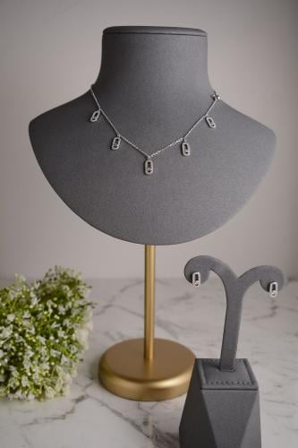 سلسال تشوكر فضي عصري مع أقراط ناعمة لإطلالة أنثوية