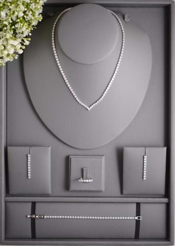 طقم مجوهرات أنثوي فاخر بتصميم أنيق من الزركون