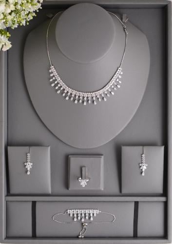 طقم مجوهرات زركون فضي متدرج بتصميم متدلٍ عصري