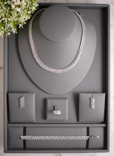 طقم مجوهرات فخم لزينة السهرات والمناسبات الخاصة