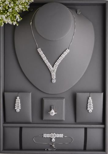 طقم زركون فاخر مزدوج الصفوف بحجر متدلٍ لامع