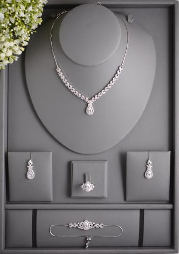 طقم خطوبة فاخر مرصع بزركون دمعة مع عقد وأقراط وسوا...