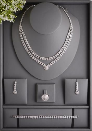 طقم مجوهرات نسائي متألق مرصع بأحجار لامعة