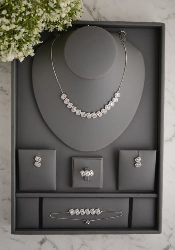 مجوهرات فضية نسائية فاخرة بتصميم مربعات متراصة