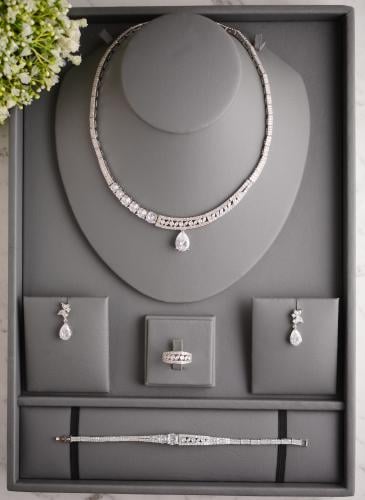 طقم مجوهرات نسائي فاخر بتصميم أنيق مرصع بفص دمعة