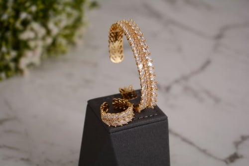 طقم سوارة وخاتم ذهبي مزخرف بأحجار براقة لتألق لا م...