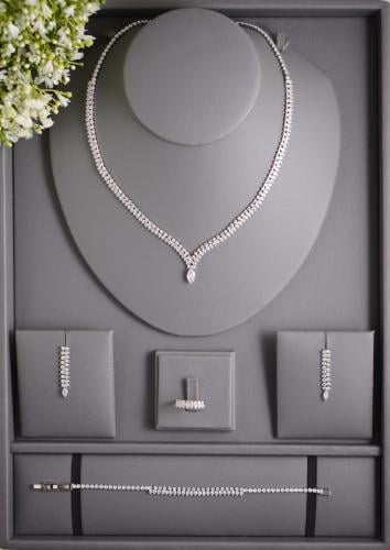 طقم مجوهرات فاخر من الزركون لإطلالة متألقة ومميزة